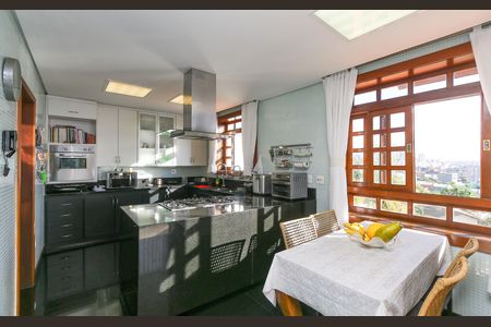 Casa à venda com 596m², 4 quartos e 8 vagas Casa à venda com 596m², 4 quartos e 8 vagasCOZINHA