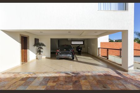 Casa à venda com 596m², 4 quartos e 8 vagas Casa à venda com 596m², 4 quartos e 8 vagasGARAGEM