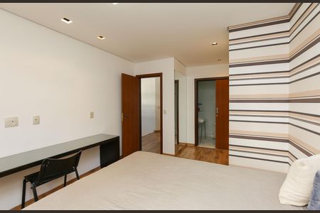 Casa à venda com 596m², 4 quartos e 8 vagas Casa à venda com 596m², 4 quartos e 8 vagasQUARTO 3