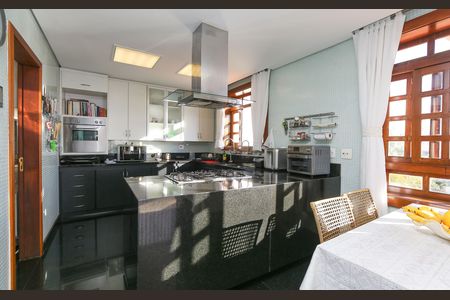 Casa à venda com 596m², 4 quartos e 8 vagas Casa à venda com 596m², 4 quartos e 8 vagasCOZINHA