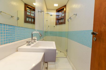 Casa à venda com 596m², 4 quartos e 8 vagas Casa à venda com 596m², 4 quartos e 8 vagasBANHEIRO 1