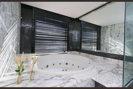 Casa à venda com 596m², 4 quartos e 8 vagas Casa à venda com 596m², 4 quartos e 8 vagasBANHEIRO 6