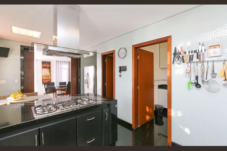 Casa à venda com 596m², 4 quartos e 8 vagas Casa à venda com 596m², 4 quartos e 8 vagasCOZINHA