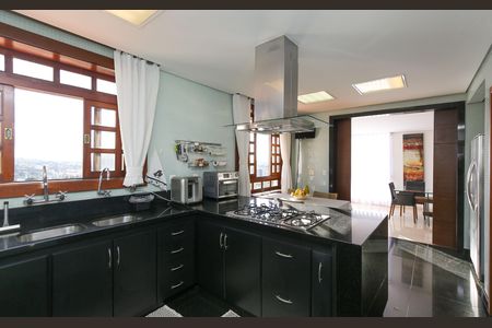 Casa à venda com 596m², 4 quartos e 8 vagas Casa à venda com 596m², 4 quartos e 8 vagasCOZINHA
