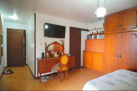 Casa à venda com 307m², 4 quartos e 2 vagasSuíte