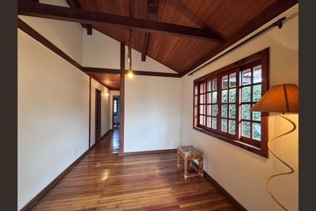 Casa de condomínio à venda com 250m², 4 quartos e 1 vagaSala