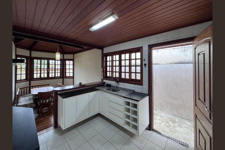 Casa de condomínio à venda com 250m², 4 quartos e 1 vagaCozinha 