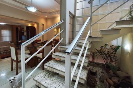 Casa à venda com 267m², 3 quartos e 3 vagasEscada - Quartos