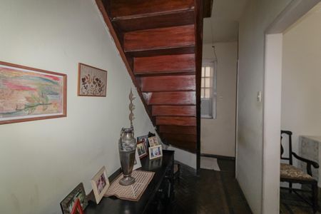 Casa à venda com 150m², 5 quartos e 1 vaga Casa à venda com 150m², 5 quartos e 1 vagaEscada de acesso Quartos