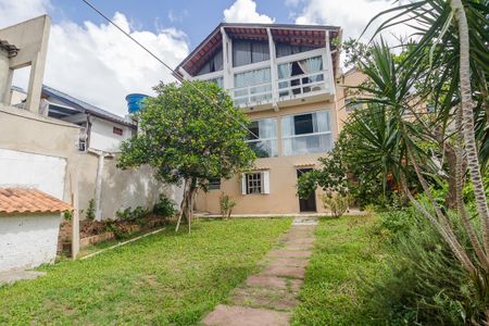 Casa à venda com 170m², 5 quartos e 2 vagas Casa à venda com 170m², 5 quartos e 2 vagasQuintal dos fundos