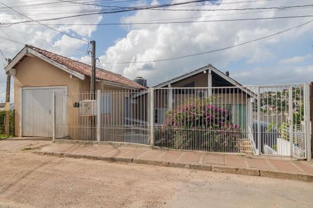 Casa à venda com 170m², 5 quartos e 2 vagas Casa à venda com 170m², 5 quartos e 2 vagasFachada