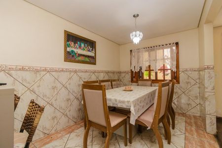 Casa à venda com 170m², 5 quartos e 2 vagas Casa à venda com 170m², 5 quartos e 2 vagasSala de jantar