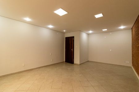 Casa para alugar com 180m², 4 quartos e 4 vagas Casa para alugar com 180m², 4 quartos e 4 vagasSala