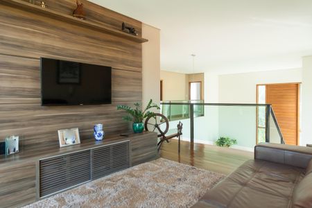 Casa de condomínio à venda com 308m², 3 quartos e 4 vagas Casa de condomínio à venda com 308m², 3 quartos e 4 vagasSala de TV