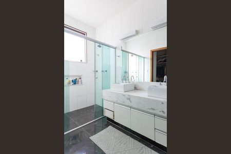 Casa de condomínio à venda com 308m², 3 quartos e 4 vagas Casa de condomínio à venda com 308m², 3 quartos e 4 vagasBanheiro da Suíte