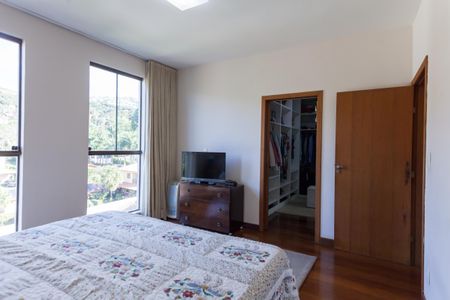 Casa de condomínio à venda com 308m², 3 quartos e 4 vagas Casa de condomínio à venda com 308m², 3 quartos e 4 vagassuite