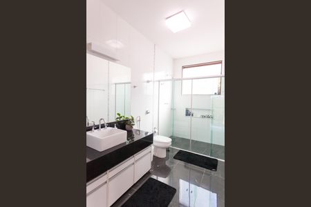 Casa de condomínio à venda com 308m², 3 quartos e 4 vagas Casa de condomínio à venda com 308m², 3 quartos e 4 vagasBanheiro Social