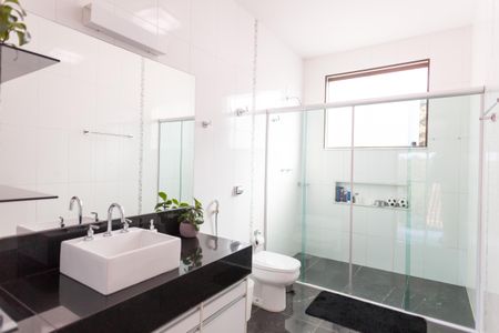 Casa de condomínio à venda com 308m², 3 quartos e 4 vagas Casa de condomínio à venda com 308m², 3 quartos e 4 vagasBanheiro Social