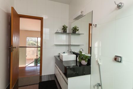 Casa de condomínio à venda com 308m², 3 quartos e 4 vagas Casa de condomínio à venda com 308m², 3 quartos e 4 vagasBanheiro Social