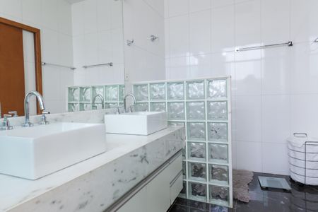 Casa de condomínio à venda com 308m², 3 quartos e 4 vagas Casa de condomínio à venda com 308m², 3 quartos e 4 vagasBanheiro da Suíte