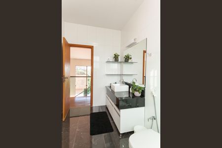 Casa de condomínio à venda com 308m², 3 quartos e 4 vagas Casa de condomínio à venda com 308m², 3 quartos e 4 vagasBanheiro Social