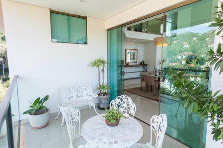 Casa de condomínio à venda com 308m², 3 quartos e 4 vagas Casa de condomínio à venda com 308m², 3 quartos e 4 vagasVaranda da Sala