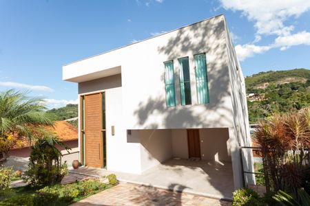 Casa de condomínio à venda com 308m², 3 quartos e 4 vagas Casa de condomínio à venda com 308m², 3 quartos e 4 vagasFachada