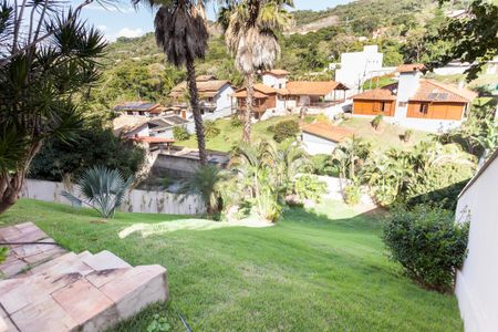 Casa de condomínio à venda com 308m², 3 quartos e 4 vagas Casa de condomínio à venda com 308m², 3 quartos e 4 vagasQuintal