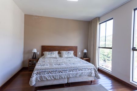 Casa de condomínio à venda com 308m², 3 quartos e 4 vagas Casa de condomínio à venda com 308m², 3 quartos e 4 vagassuite