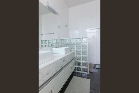 Casa de condomínio à venda com 308m², 3 quartos e 4 vagas Casa de condomínio à venda com 308m², 3 quartos e 4 vagasBanheiro da Suíte