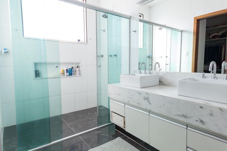 Casa de condomínio à venda com 308m², 3 quartos e 4 vagas Casa de condomínio à venda com 308m², 3 quartos e 4 vagasBanheiro da Suíte