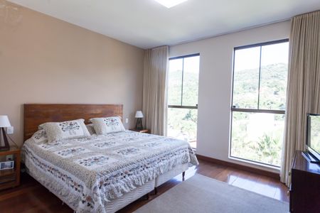 Casa de condomínio à venda com 308m², 3 quartos e 4 vagas Casa de condomínio à venda com 308m², 3 quartos e 4 vagassuite