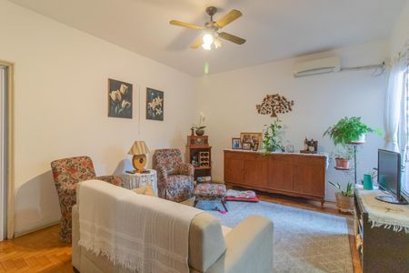 Casa à venda com 250m², 4 quartos e 2 vagas Casa à venda com 250m², 4 quartos e 2 vagasSala