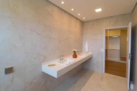 Casa de condomínio à venda com 496m², 4 quartos e 3 vagasBanheiro da Suíte 4