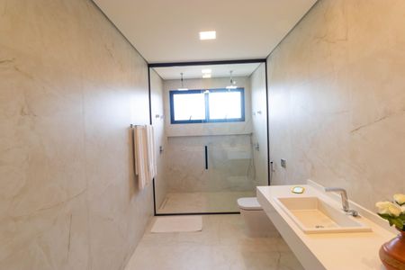 Casa de condomínio à venda com 496m², 4 quartos e 3 vagasBanheiro da Suíte 4