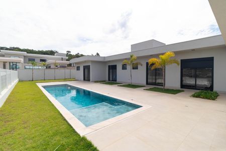 Casa de condomínio à venda com 496m², 4 quartos e 3 vagasQuintal