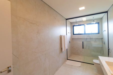 Casa de condomínio à venda com 496m², 4 quartos e 3 vagasBanheiro da Suíte 4