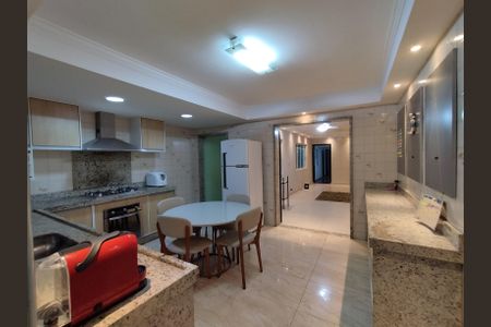 Casa à venda com 260m², 2 quartos e 3 vagas Casa à venda com 260m², 2 quartos e 3 vagasCozinha - Armários