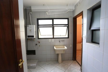 Apartamento à venda com 176m², 4 quartos e 4 vagas Apartamento à venda com 176m², 4 quartos e 4 vagasBanheiro de Serviço