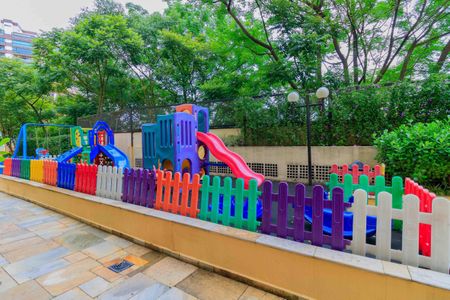 Apartamento à venda com 176m², 4 quartos e 4 vagas Apartamento à venda com 176m², 4 quartos e 4 vagasÁrea comum - Playground