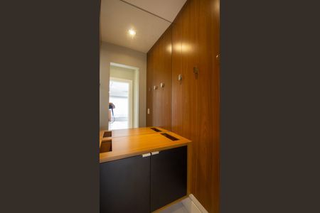 Casa de condomínio à venda com 364m², 4 quartos e 4 vagasRoupeiro