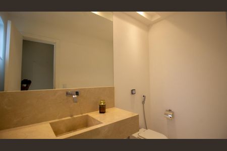 Casa de condomínio à venda com 364m², 4 quartos e 4 vagasLavabo