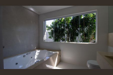 Casa de condomínio à venda com 364m², 4 quartos e 4 vagasBanheiro da Suíte 1