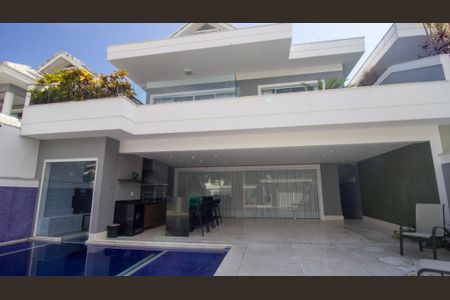 Casa de condomínio à venda com 364m², 4 quartos e 4 vagasQuintal