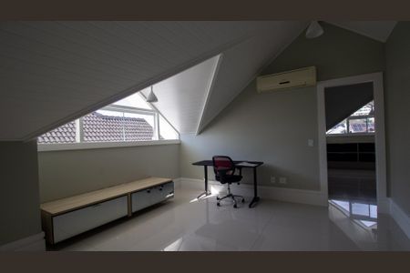 Casa de condomínio à venda com 364m², 4 quartos e 4 vagasSotão