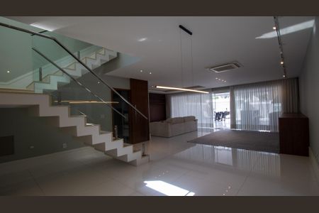 Casa de condomínio à venda com 364m², 4 quartos e 4 vagasSala