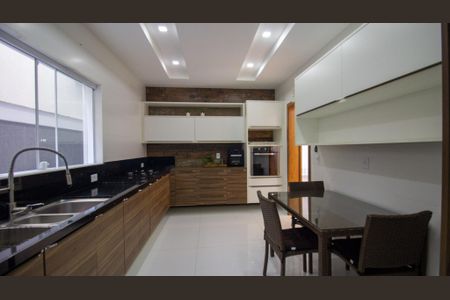 Casa de condomínio à venda com 364m², 4 quartos e 4 vagasCozinha