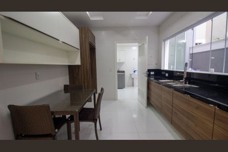 Casa de condomínio à venda com 364m², 4 quartos e 4 vagasCozinha