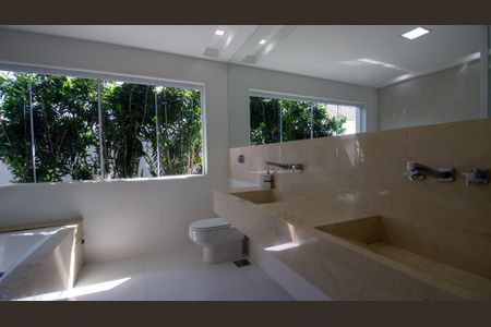 Casa de condomínio à venda com 364m², 4 quartos e 4 vagasBanheiro da Suíte 1