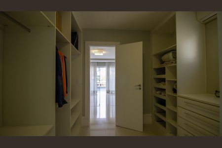 Casa de condomínio à venda com 364m², 4 quartos e 4 vagasCloset da Suíte 1